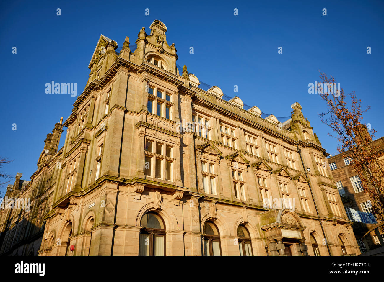 Lumière dorée de l'automne ciel bleu aucun nuage sur une journée ensoleillée à Preston du cénotaphe de guerre et bâtiments historiques dans la région de Market Square, Lancashire, Angleterre,U Banque D'Images