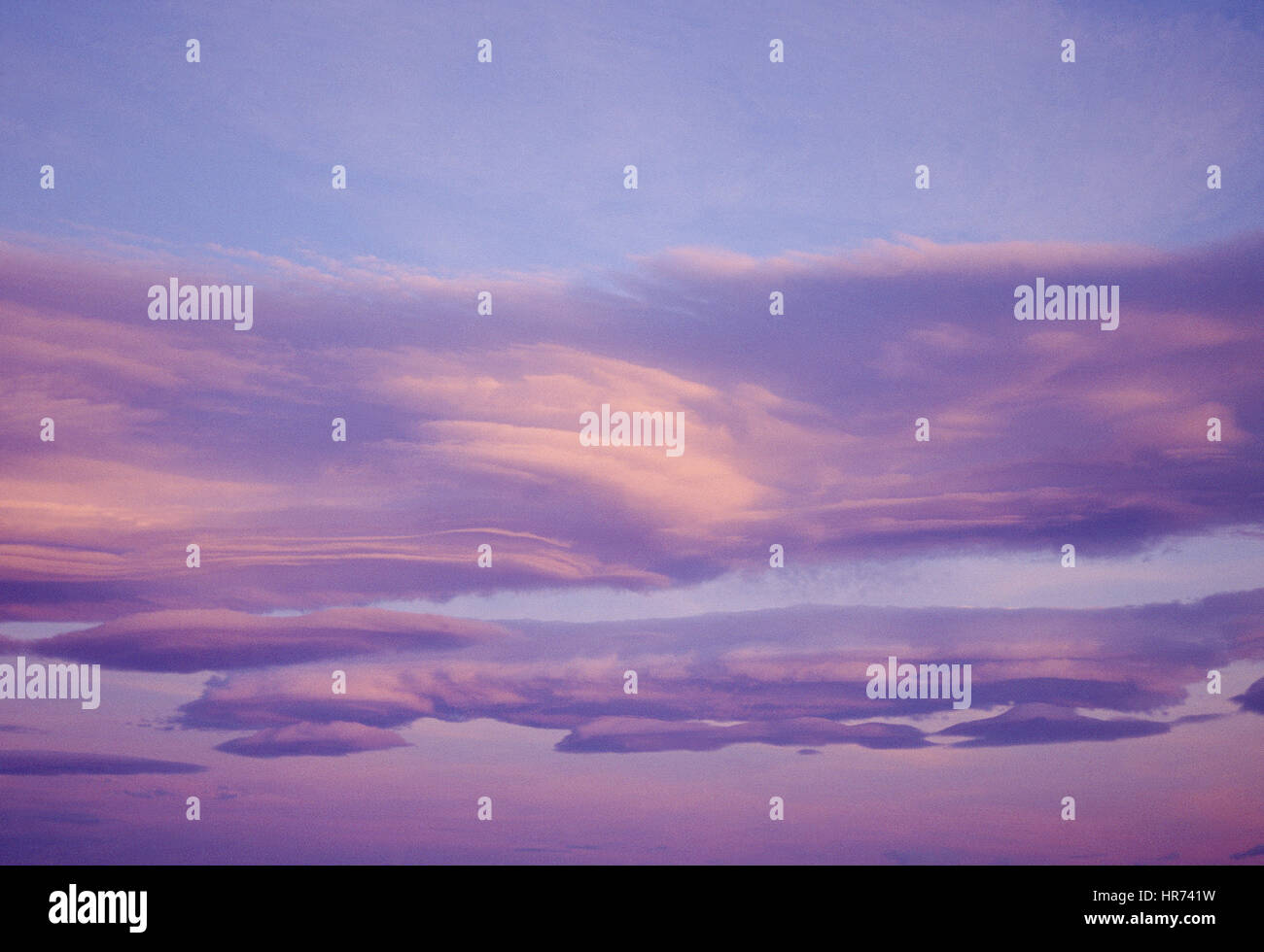 Violet et bleu ciel de coucher du soleil. Banque D'Images