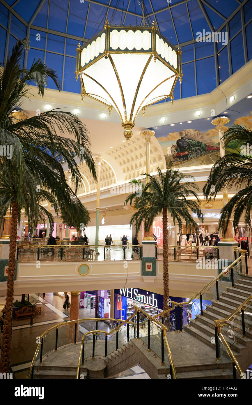 Soir à l'intérieur intérieur de Trafford Centre montrant grand chandler light au centre commercial center complex Dunplington, Manchester, Angleterre, Royaume-Uni. Banque D'Images
