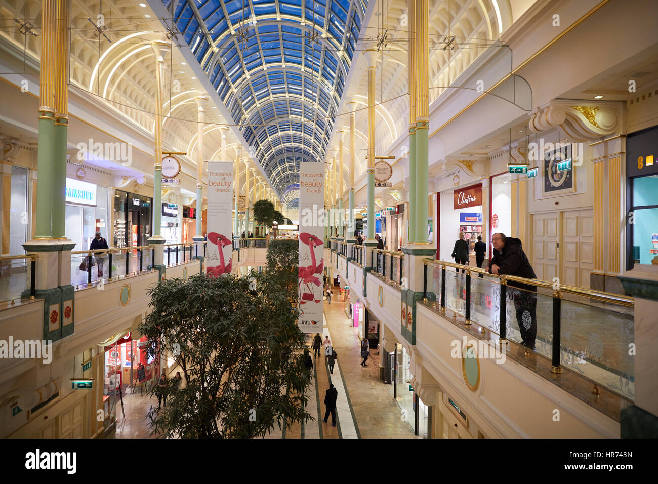 Soir à l'intérieur intérieur de Trafford Centre t au centre commercial center complex Dunplington, Manchester, Angleterre, Royaume-Uni. Banque D'Images