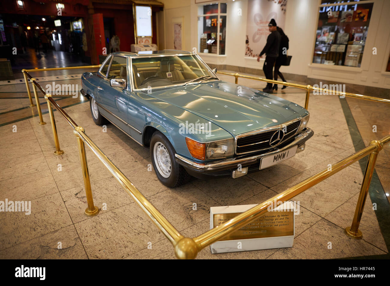 Mercedes-Benz 380 SL voiture à l'intérieur intérieur de Intu Trafford Centre t au centre commercial center complex Dunplington, Manchester, Angleterre, Royaume-Uni. Banque D'Images