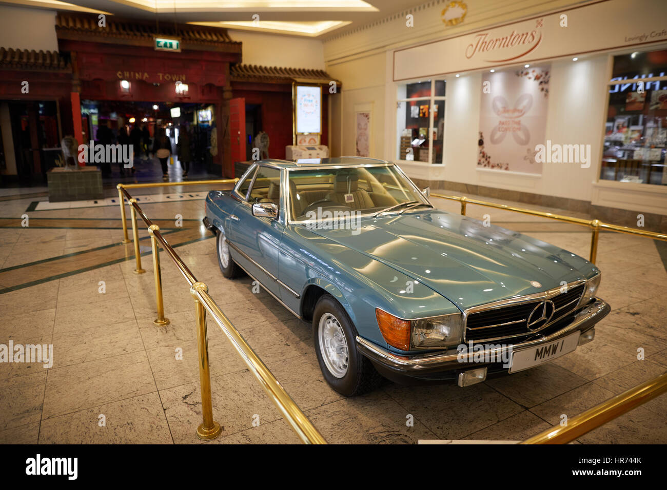 Mercedes-Benz 380 SL voiture à l'intérieur intérieur de Intu Trafford Centre t au centre commercial center complex Dunplington, Manchester, Angleterre, Royaume-Uni. Banque D'Images