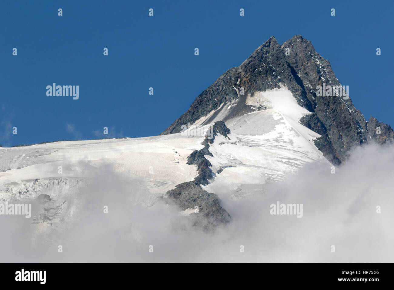 Sommet du mont. Grossglockner avec des nuages, des Tauern, l'Autriche, Europe Banque D'Images