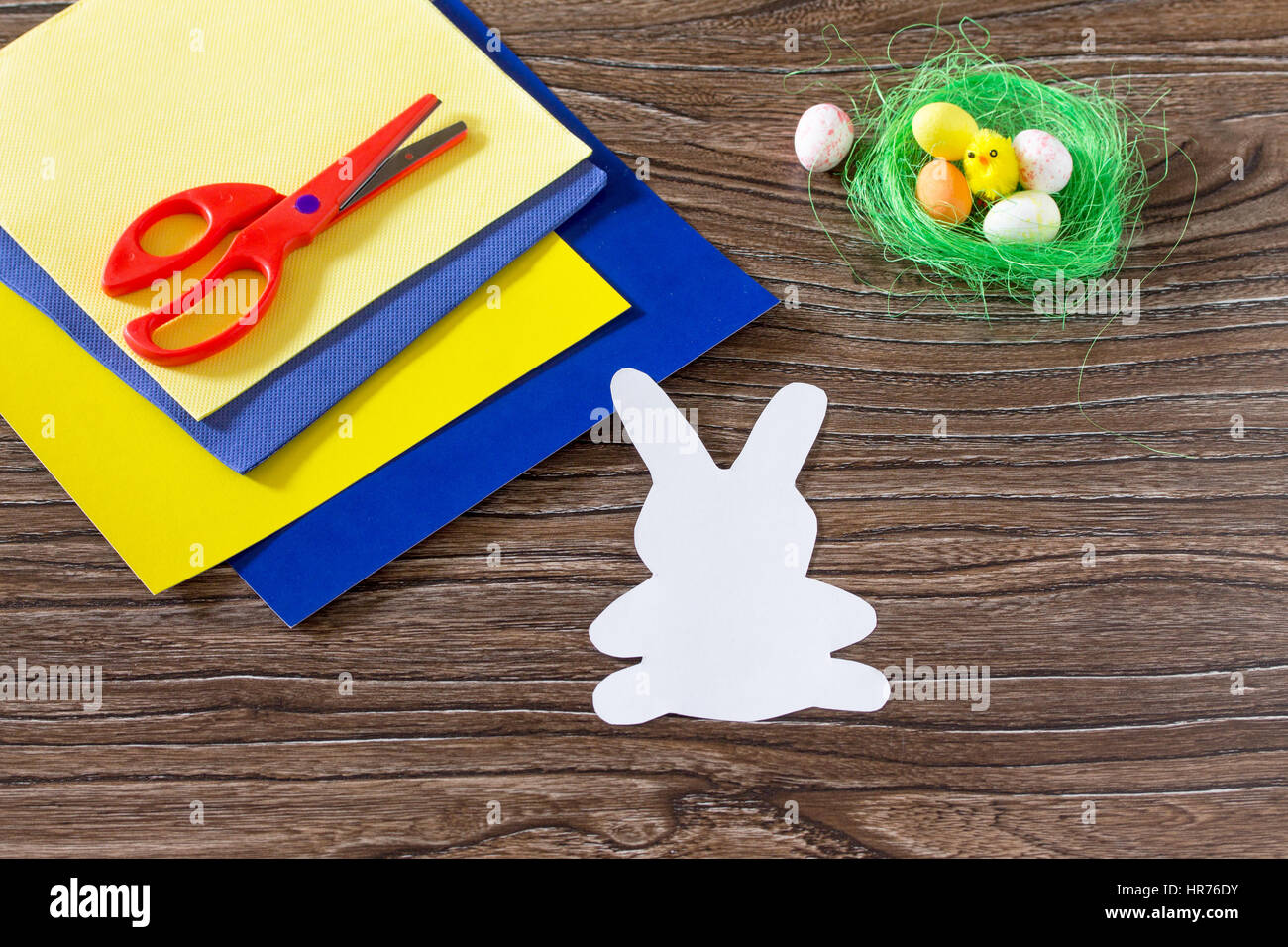 Créer des cadeaux de bébé de Pâques lapin de pâques papier porte-serviettes.  Fait à la main. Projet d'art pour enfants, la couture, l'artisanat pour les  enfants Photo Stock - Alamy
