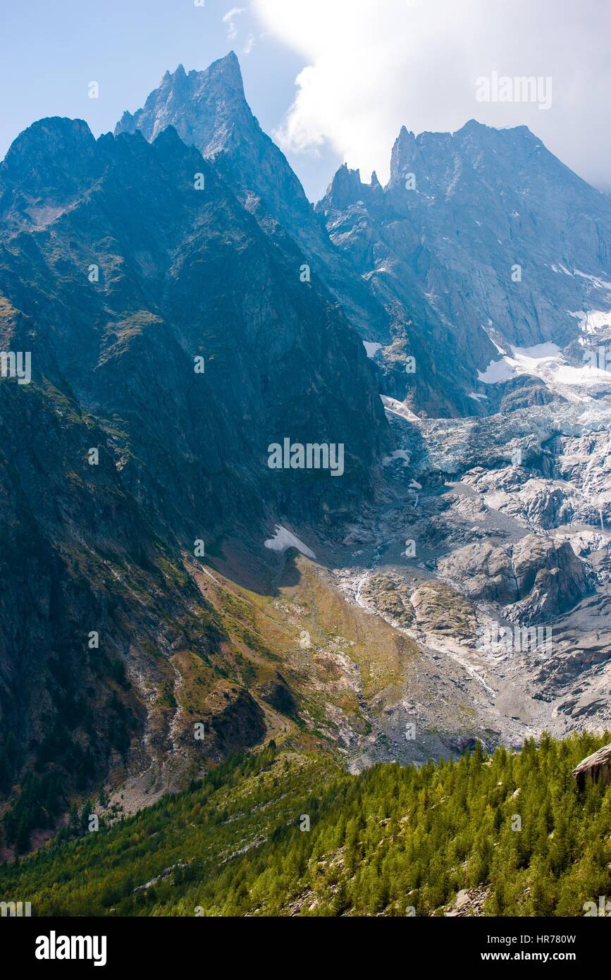 Massif du Mont Blanc Glacier Photo verticale. Paysage alpin d'été. Banque D'Images