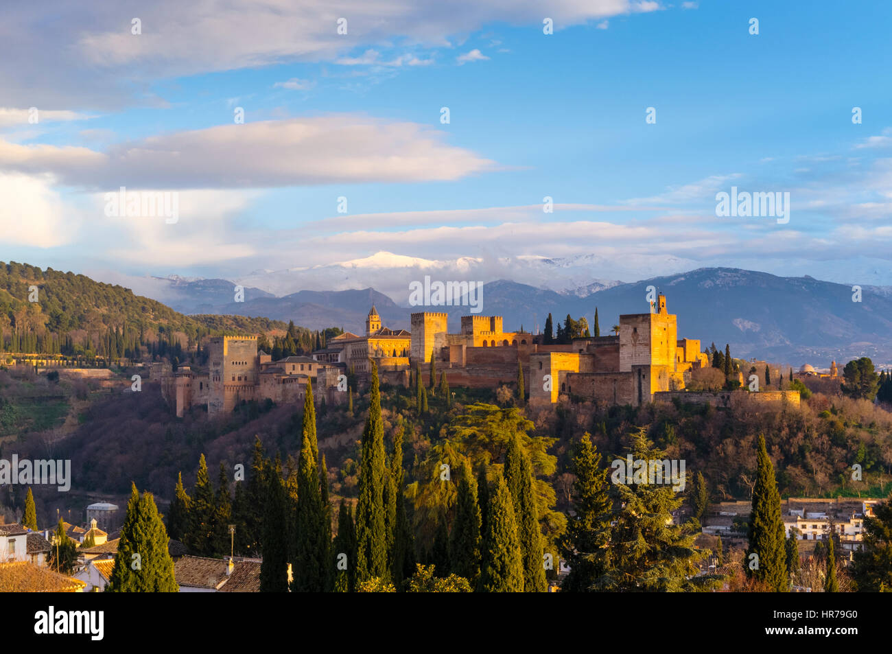 Palais de l'Alhambra au coucher du soleil avec des sommets enneigés de la Sierra Nevada en arrière-plan. Grenade, Andalousie, Espagne Banque D'Images