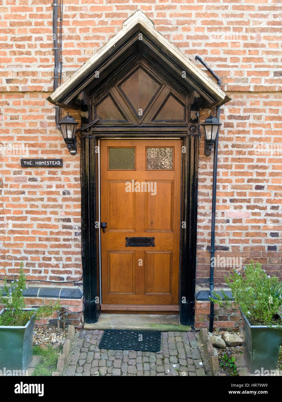Porte avant en bois orné et porche Banque D'Images