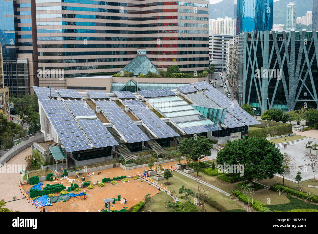 Des panneaux solaires sur le toit de l'éco-ZCB house (Bâtiment Zéro Carbone) à Hong Kong Banque D'Images