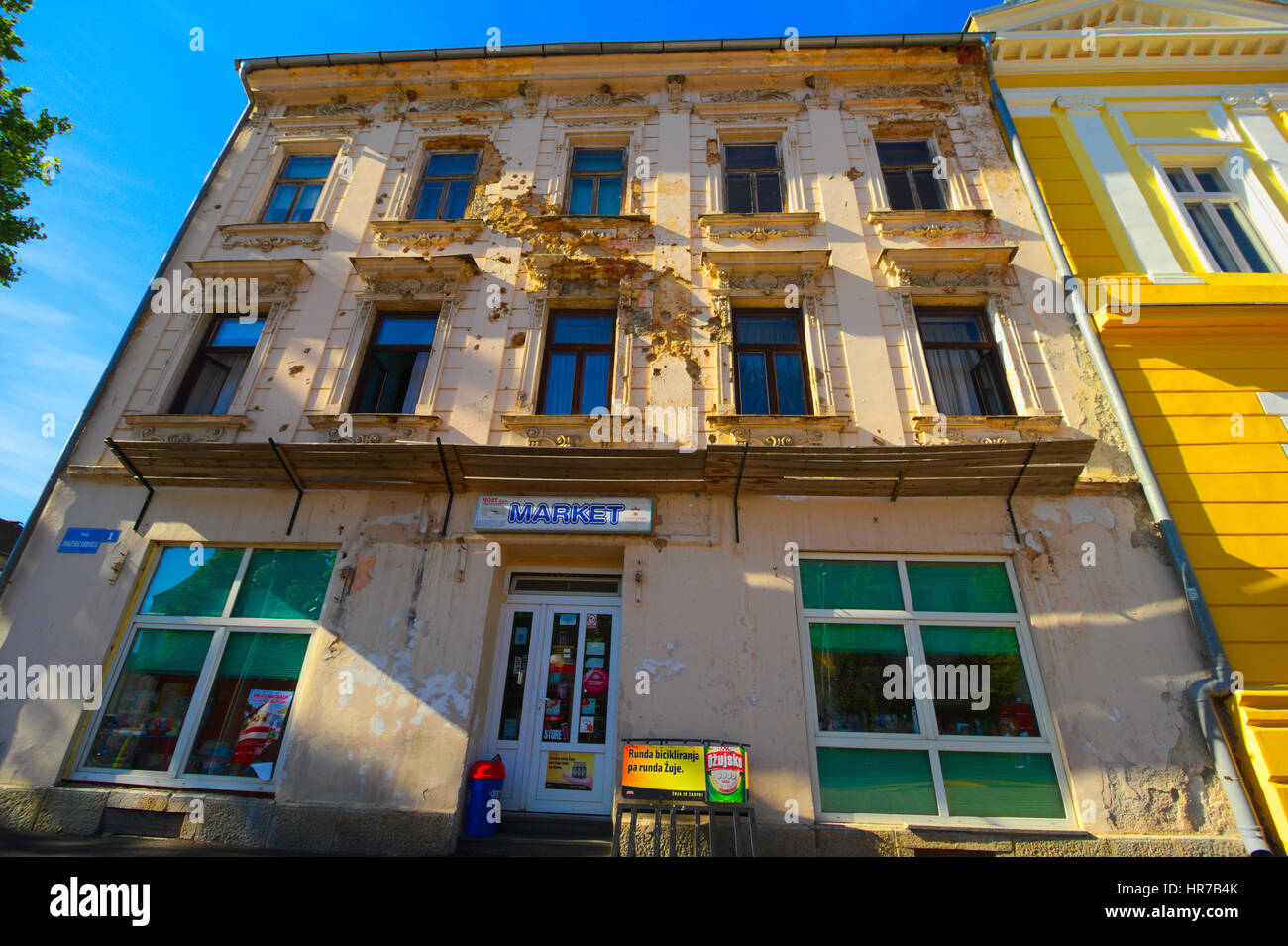 Bâtiment endommagé la guerre sur le centre de Metz qui est utilisé comme un mini-marché avec appartements/logements dans les étages supérieurs Banque D'Images