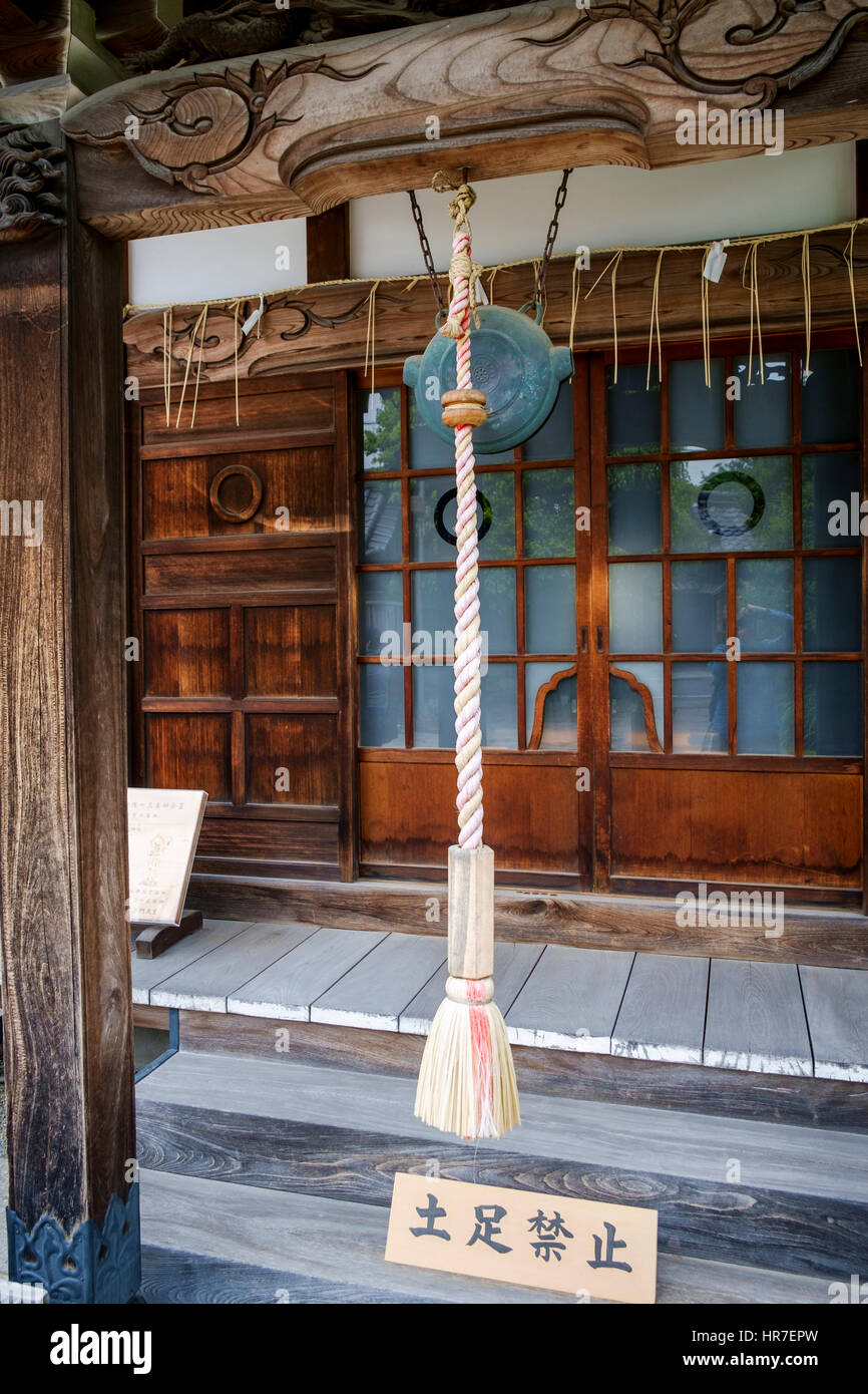 Bell de cérémonie à Renge-ji, un temple bouddhiste Nichiren dans le quartier de Taito, quartier Yanaka, Tokyo, Japon. Banque D'Images