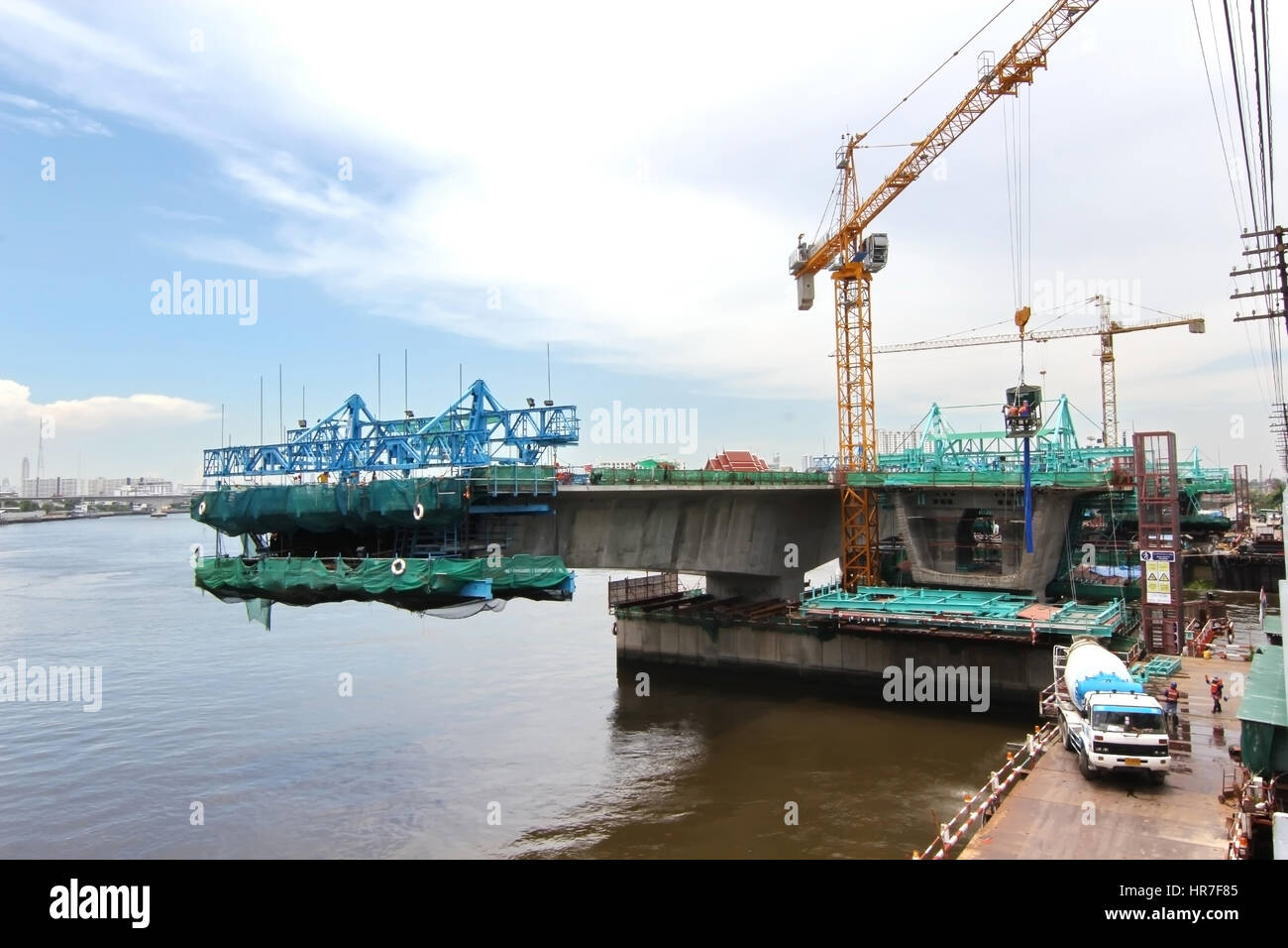 La construction du pont traversant la rivière Chao Phraya à Bangkok, Thaïlande Banque D'Images