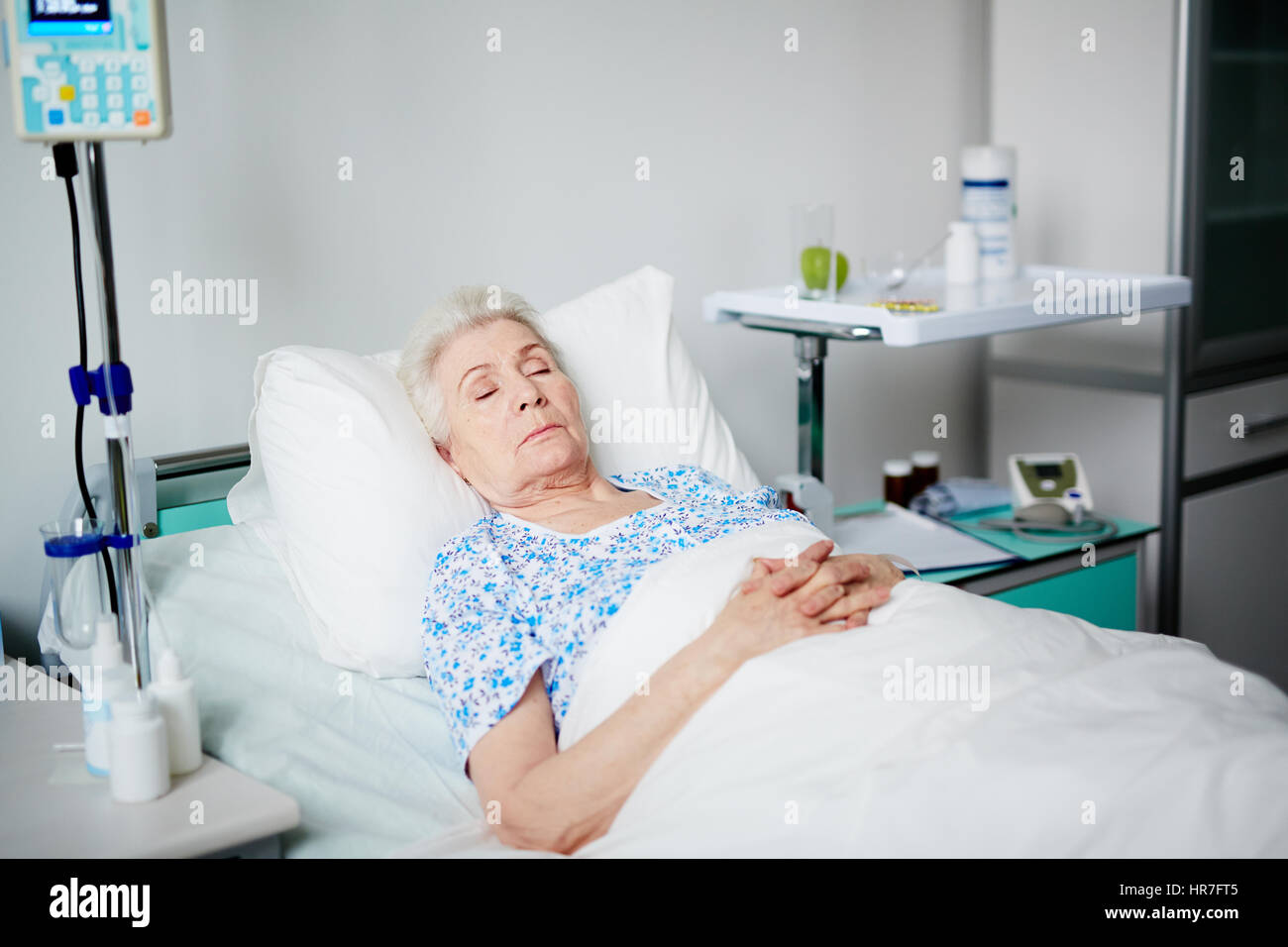 Hauts femme endormie sur le lit après avoir obtenu son traitement en hôpital geriayric Banque D'Images