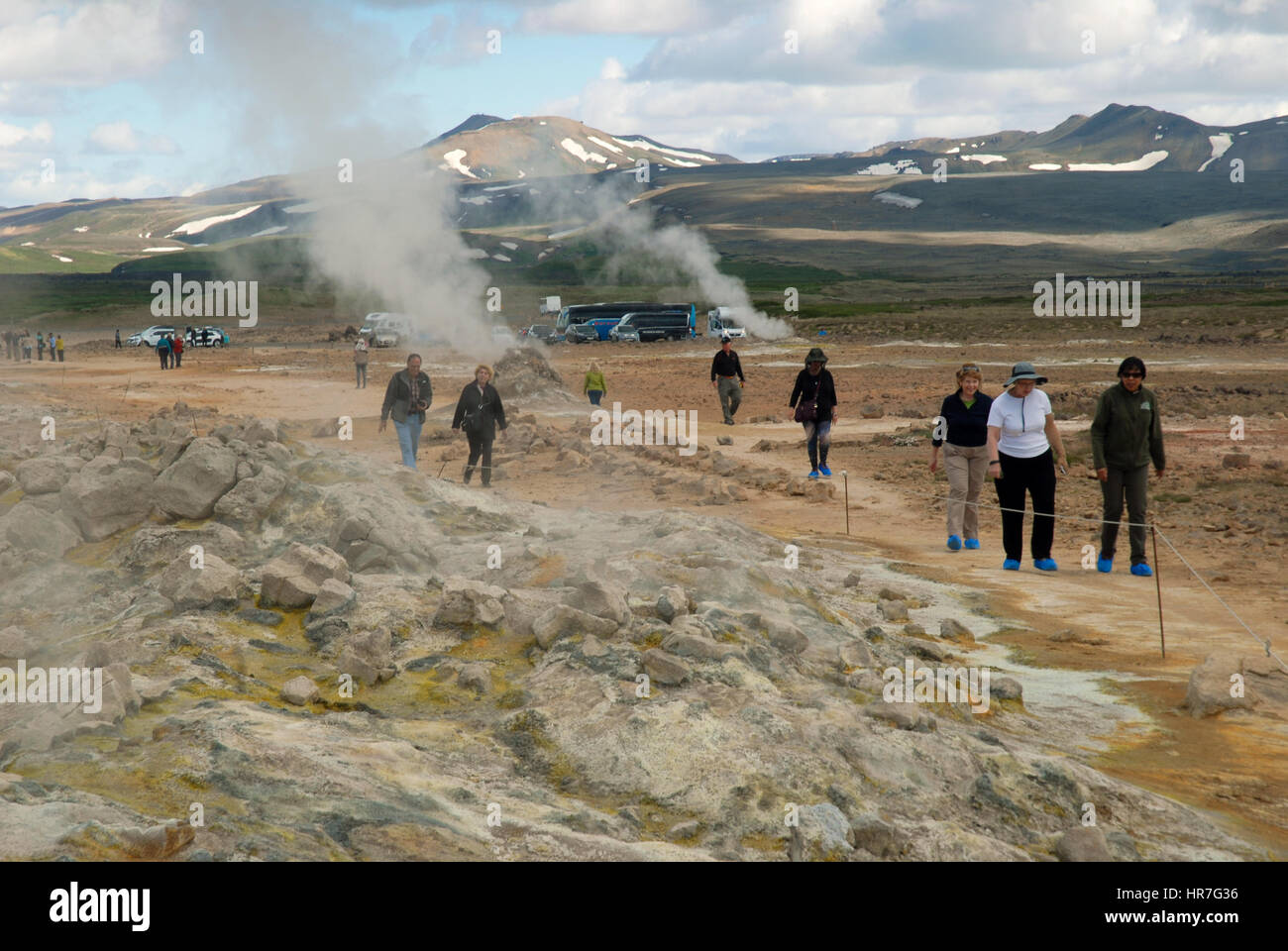 Un spot réputé pour ses bassins à bulles, fosses de boue bouillante et fumante, gaz sulfurique émettant des fumerolles, Namjafall Hevrir, Islande. Banque D'Images