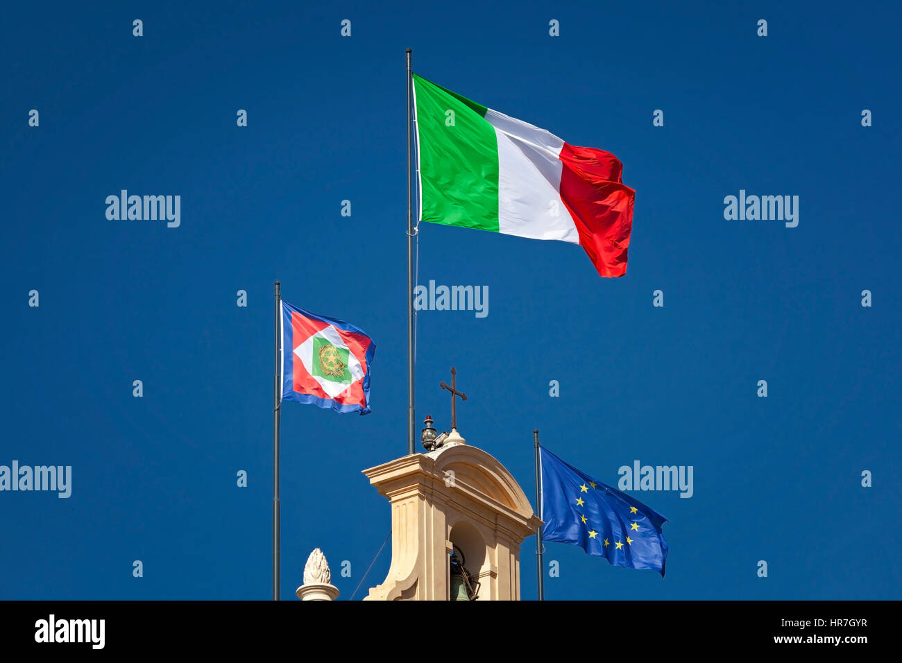 Drapeau Italien affiche sur le clocher de l'Quirinal, avec l'élection présidentielle et le drapeau de l'Union européenne. Je vois des drapeaux italien Banque D'Images