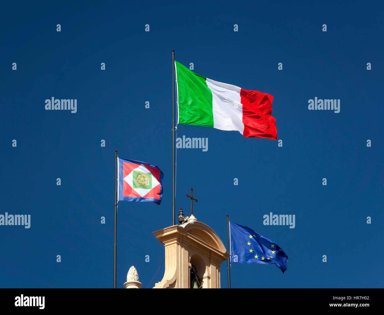 Drapeau Italien affiche sur le clocher de l'Quirinal, avec l'élection présidentielle et le drapeau de l'Union européenne. Je vois des drapeaux italien Banque D'Images
