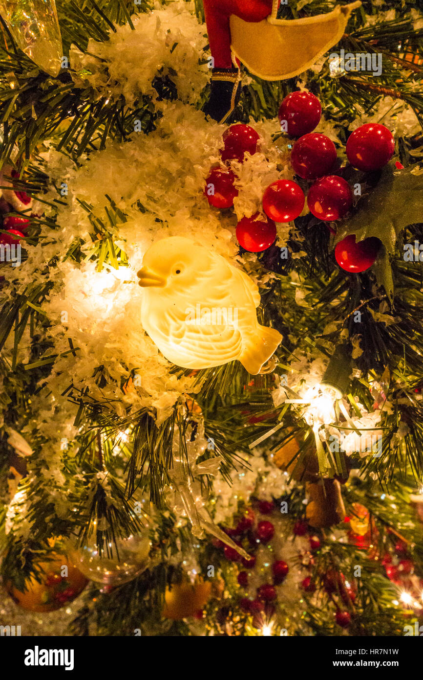 Décorations de Noël sur un arbre. Banque D'Images