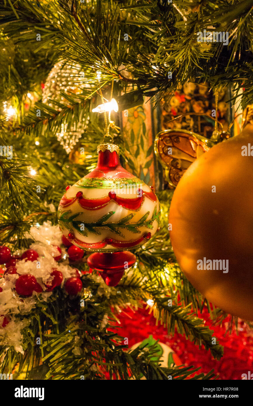 Décorations de Noël sur un arbre. Banque D'Images