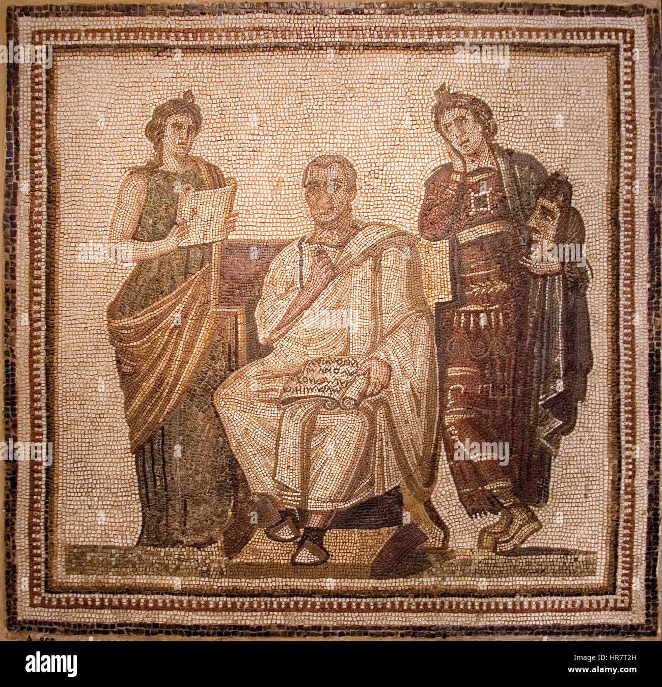 La mosaïque de Virgile, située au Musée du Bardo à Tunis, est une mosaïque romaine représentant le légendaire poète romain Virgile. Cette œuvre présente des scènes mythologiques détaillées et illustre l'art romain sous forme de mosaïque. Banque D'Images