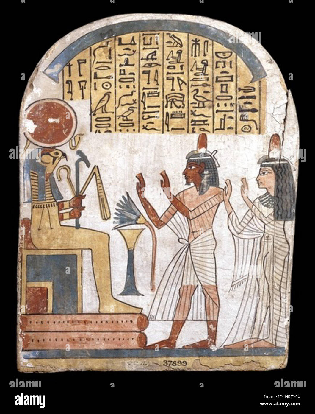 La stèle de Naftekhmut est un ancien artefact égyptien, datant du nouvel Empire. Il commémore la vie de Naftekhmut, un officiel, et comprend des inscriptions hiéroglyphiques qui donnent un aperçu des pratiques religieuses égyptiennes et de la vie administrative. Banque D'Images