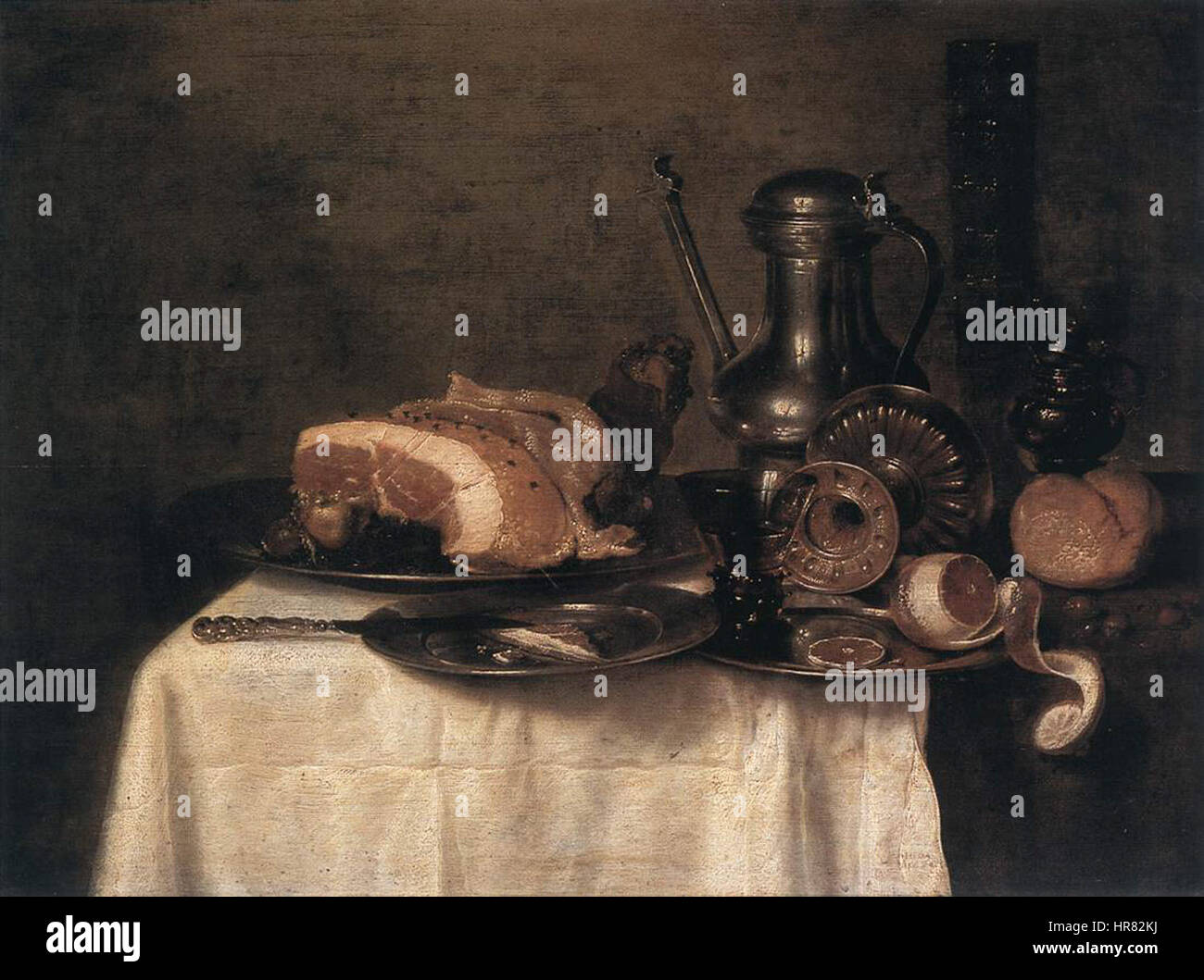 Willem Claesz. La peinture « nature morte » de Heda met en valeur divers objets tels que les fruits, la verrerie et la vaisselle fine. L’œuvre du XVIIe siècle démontre l’habileté de l’artiste à rendre les textures et la lumière, en particulier à capturer les surfaces réfléchissantes et le contraste des matériaux. Banque D'Images