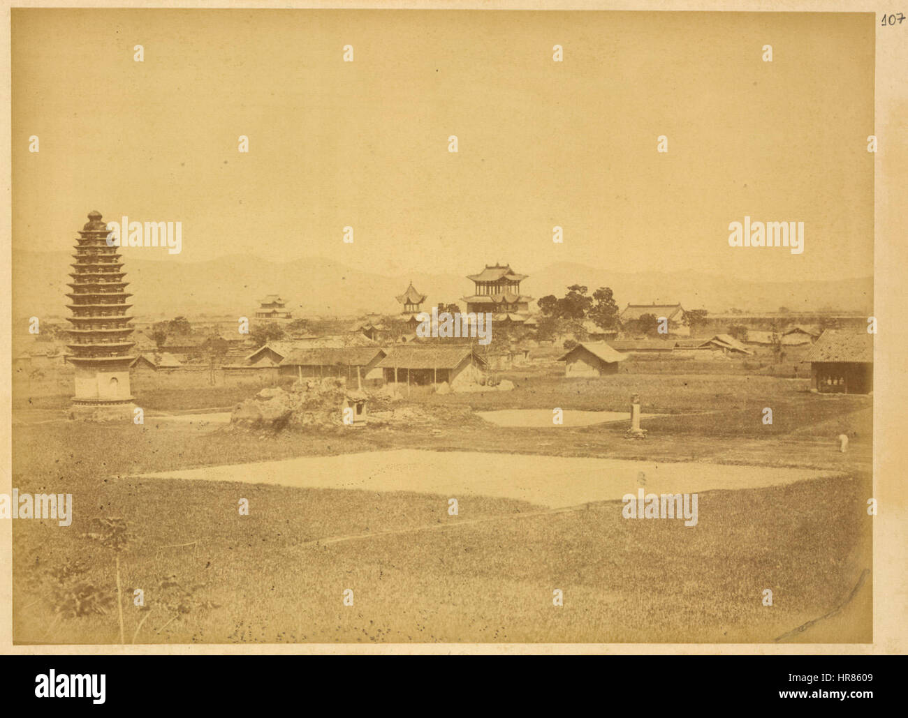 Ville de Yangxian Kaiming, temple et pagode d'un Thirteen-Story construit en 713. La province du Shaanxi, Chine, 1875 BNM2097 Banque D'Images