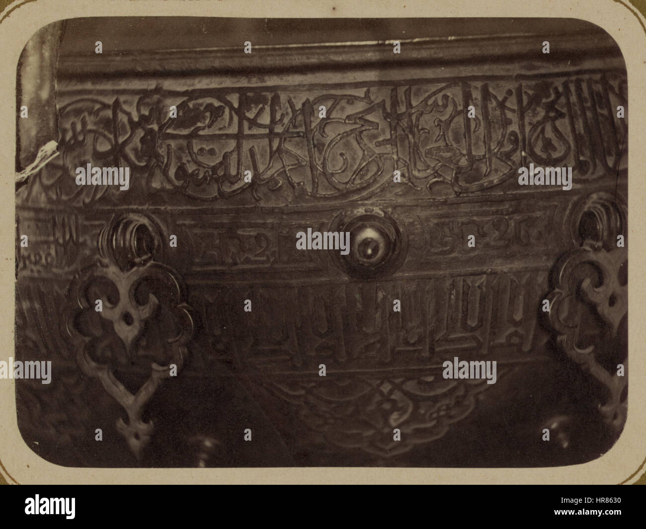 Oblast de Syr-daria. Ville de Turkestan. Mosquée de Saint Sultan Akhmed Iassavi. Poursuite de gravée l'inscription indiquant que le bronze a été donné par Emir Timur Kuragan BNM3590 Banque D'Images