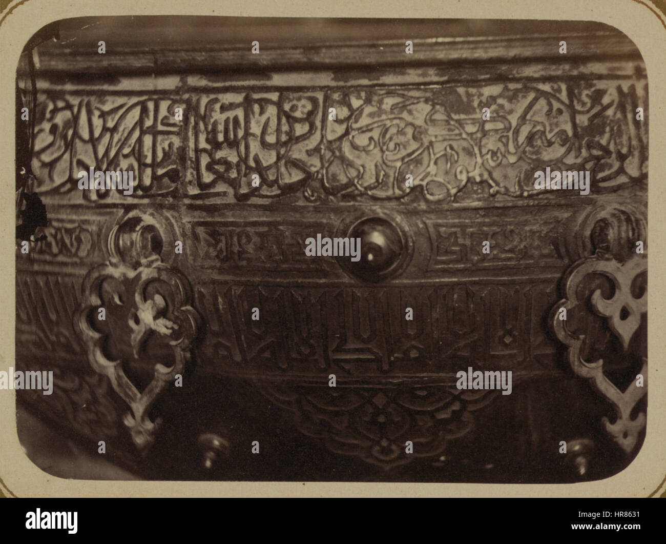Oblast de Syr-daria. Ville de Turkestan. Mosquée de Saint Sultan Akhmed Iassavi. Poursuite de gravée l'inscription indiquant que le bronze a été donné par Emir Timur Kuragan BNM3591 Banque D'Images