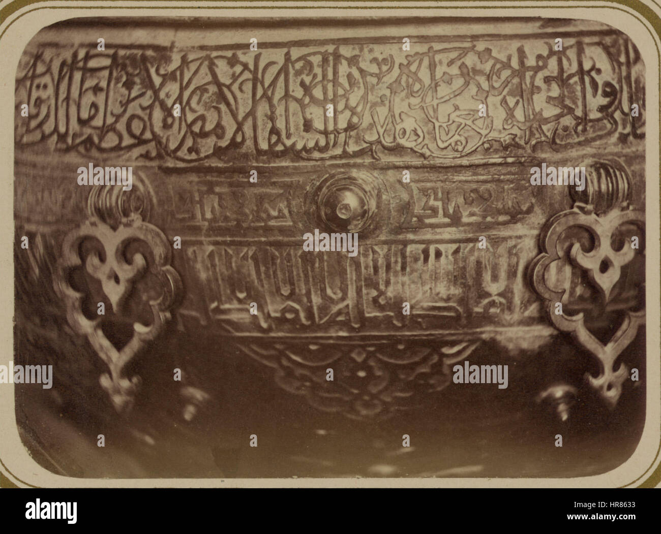 L'inscription bordant l'extérieur du chaudron dans la tombe de Saint Sultan Akhmed Iassavi, située au Turkestan, dans l'oblast de Syr-Darya, marque un site historique et religieux important. Le tombeau est dédié à une figure vénérée du patrimoine islamique d'Asie centrale. Banque D'Images