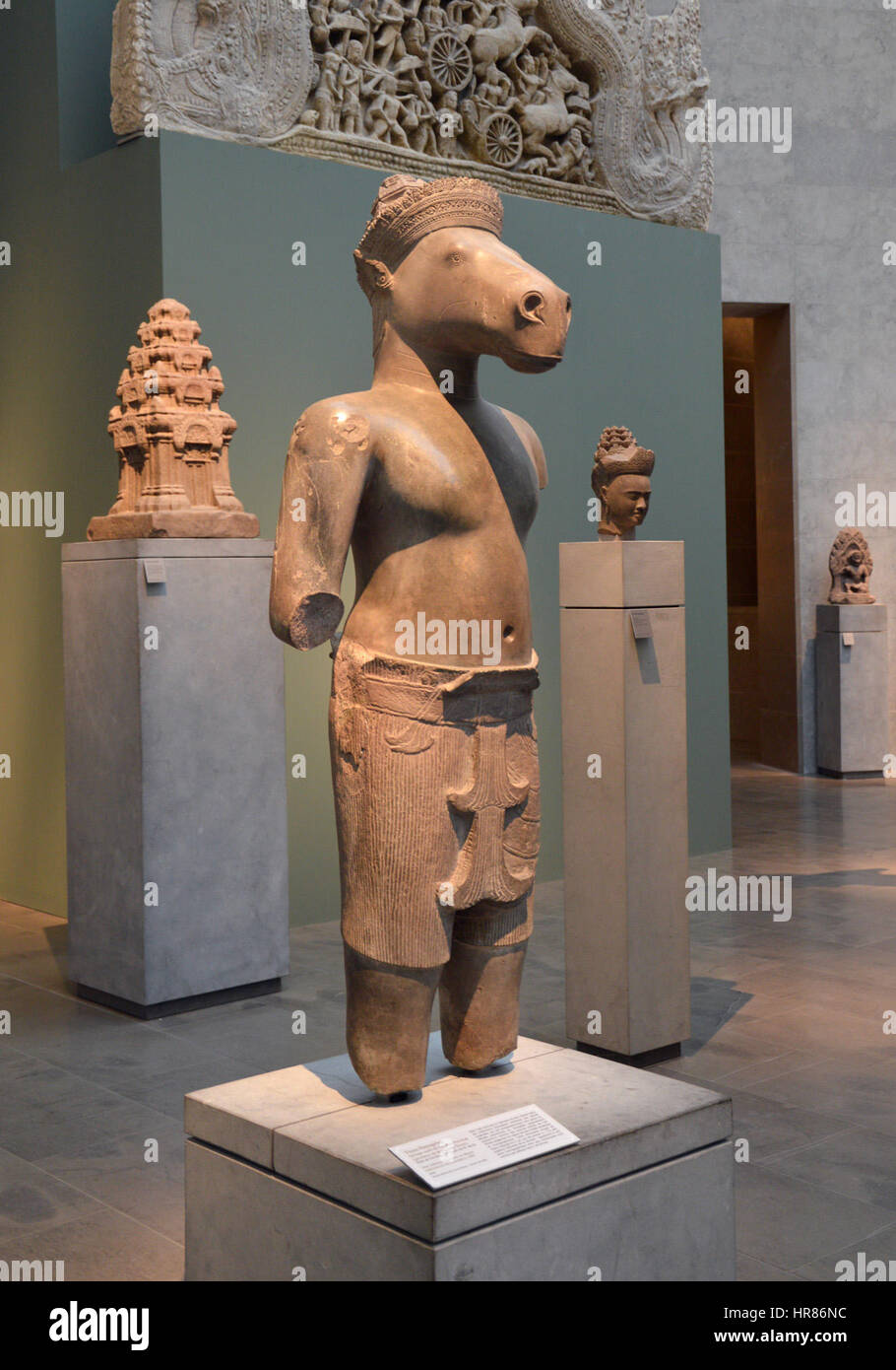 Visnu Vajimukha-Guimet est une sculpture indienne remarquable, représentant le Dieu hindou Vishnu dans sa forme divine. Cette œuvre, conservée au musée Guimet, présente des détails complexes et reflète les traditions artistiques de l'art religieux indien, soulignant l'importance de Vishnu dans l'hindouisme. Banque D'Images