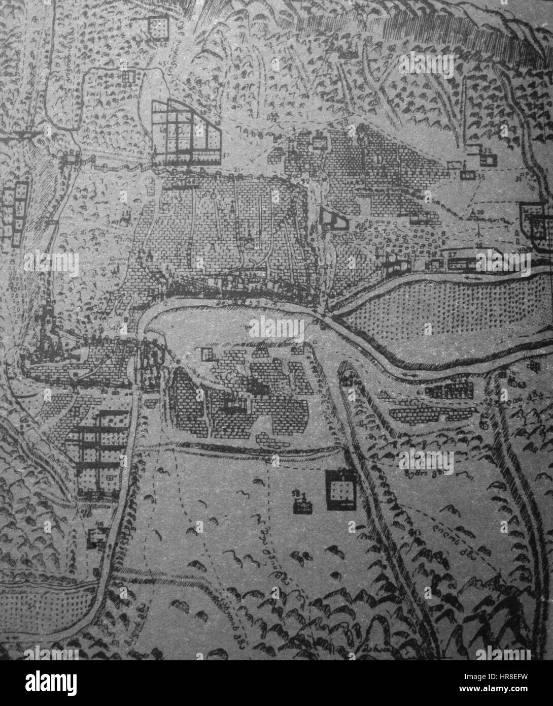 Le plan original de Tbilissi, créé par le prince Vakhushti, offre une carte détaillée de l'aménagement de la ville, reflétant le développement urbain et le style architectural au XVIIIe siècle en Géorgie. Il met en évidence les monuments historiques importants et la structure urbaine de la capitale. Banque D'Images