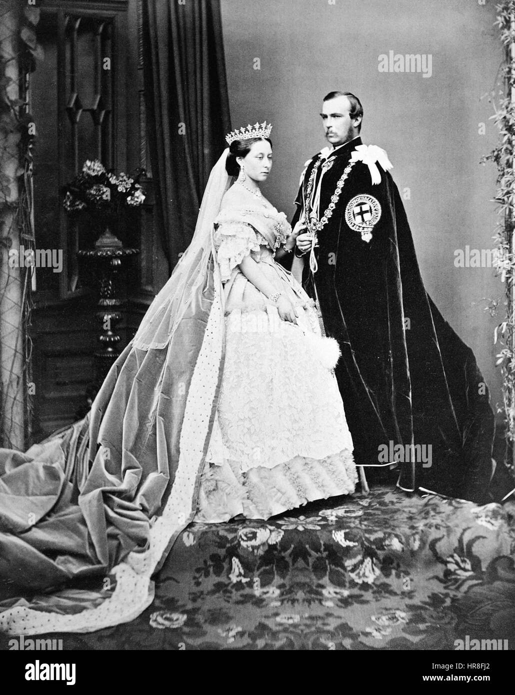 Cette photographie, prise en mai 1863, montre le prince et la princesse Louis de Hesse. Il capture un moment d'élégance royale et de formalité, reflétant la mode et les normes culturelles de l'époque. Banque D'Images Cette photographie, prise en mai 1863, montre le prince et la princesse Louis de Hesse. Il capture un moment d'élégance royale et de formalité, reflétant la mode et les normes culturelles de l'époque. Banque D'Images