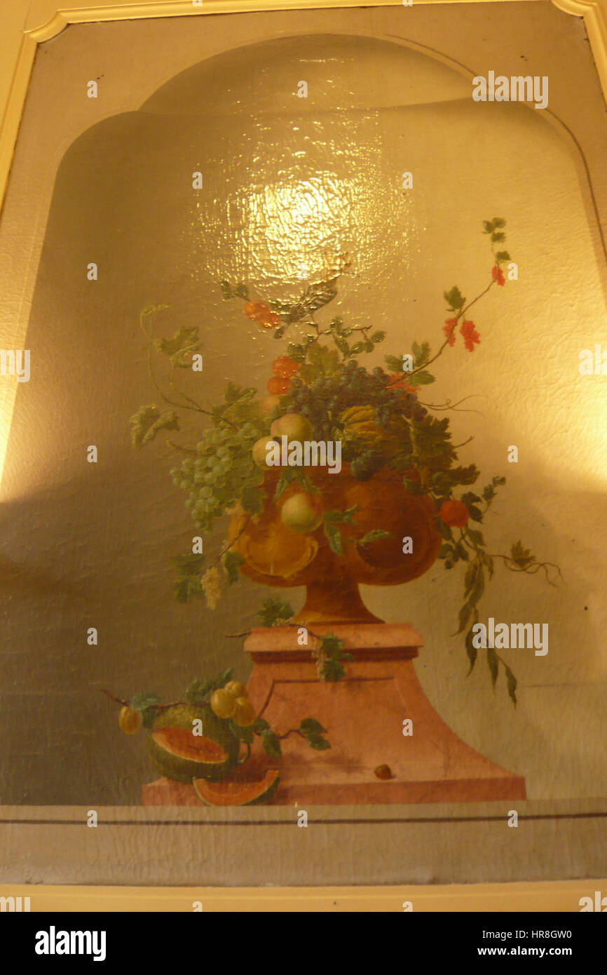 La peinture de Vincent Jansz van der Vinne 'Gedempte Oude Gracht' (le vieux canal démoli) comprend une nature morte avec des fleurs et une pastèque. L’œuvre capture les détails délicats et les couleurs vibrantes caractéristiques de la nature morte hollandaise du XVIIe siècle, mettant en valeur la beauté de la nature et la vie quotidienne. Banque D'Images