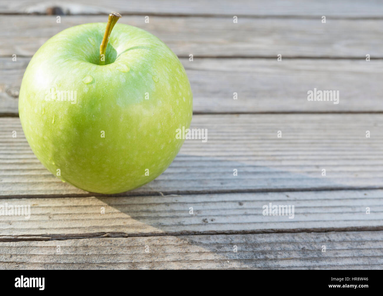 Une cuisine biologique vert pomme sur un fond de bois. Banque D'Images