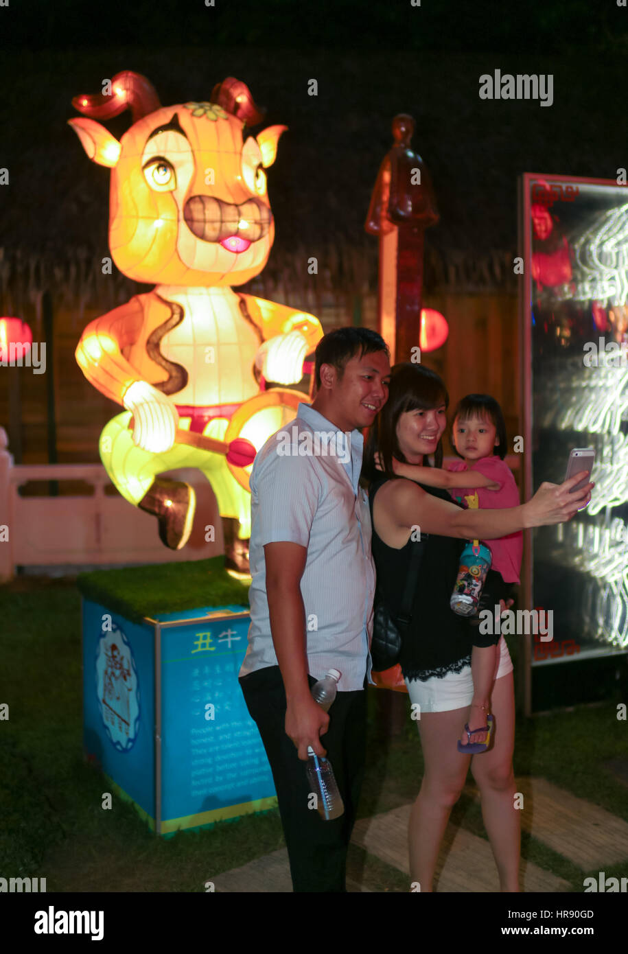 En famille photo devant la lumière LED signe zodiacal chinois réplique de boeuf au Temple Fo Guang Shan, Jenjarom, Malaisie. Banque D'Images