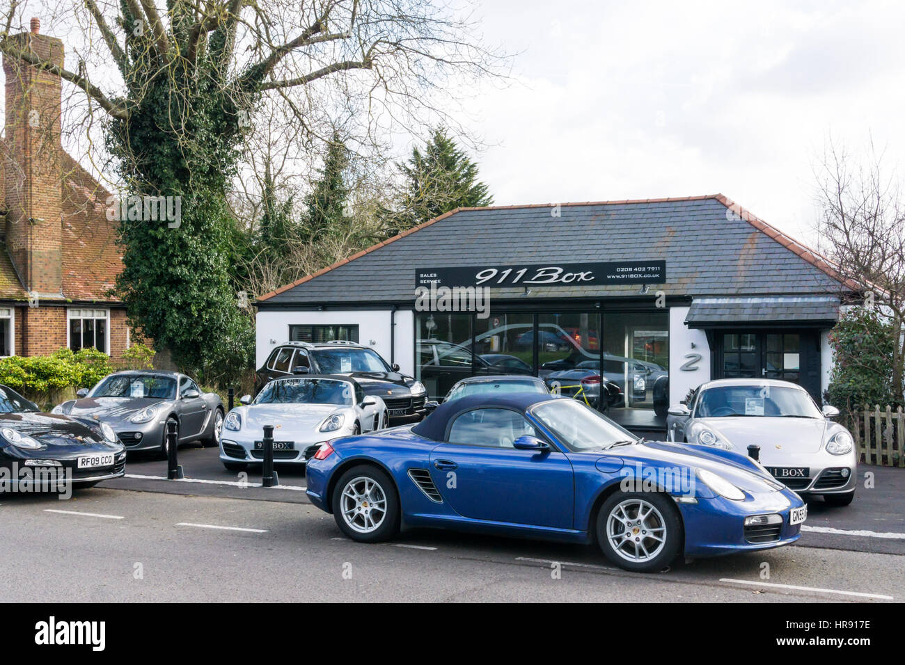 911Box est un concessionnaire Porsche indépendant dans village Keston, Kent. Banque D'Images