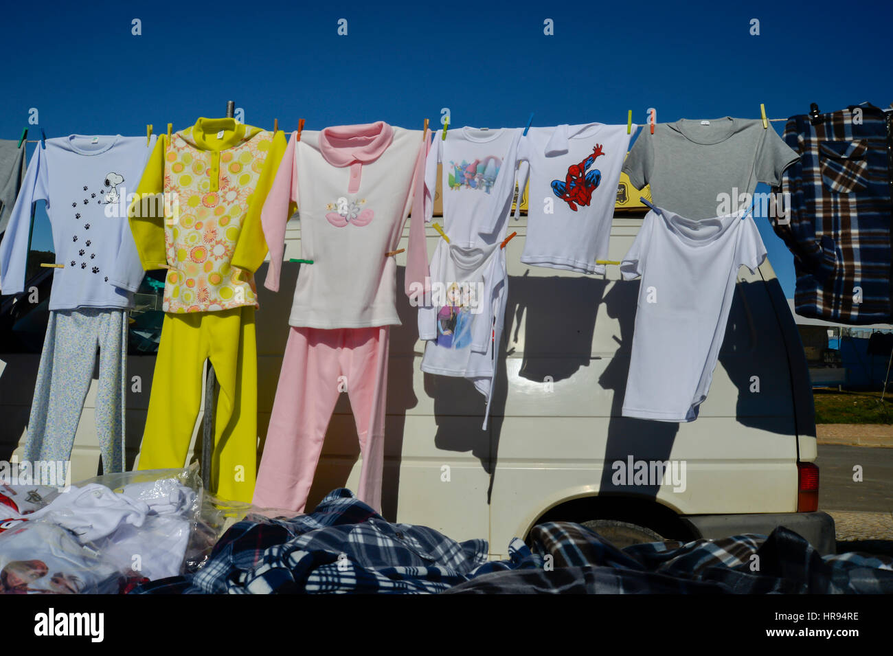 Vêtements à vendre au marché aux puces d'Aljezur Banque D'Images