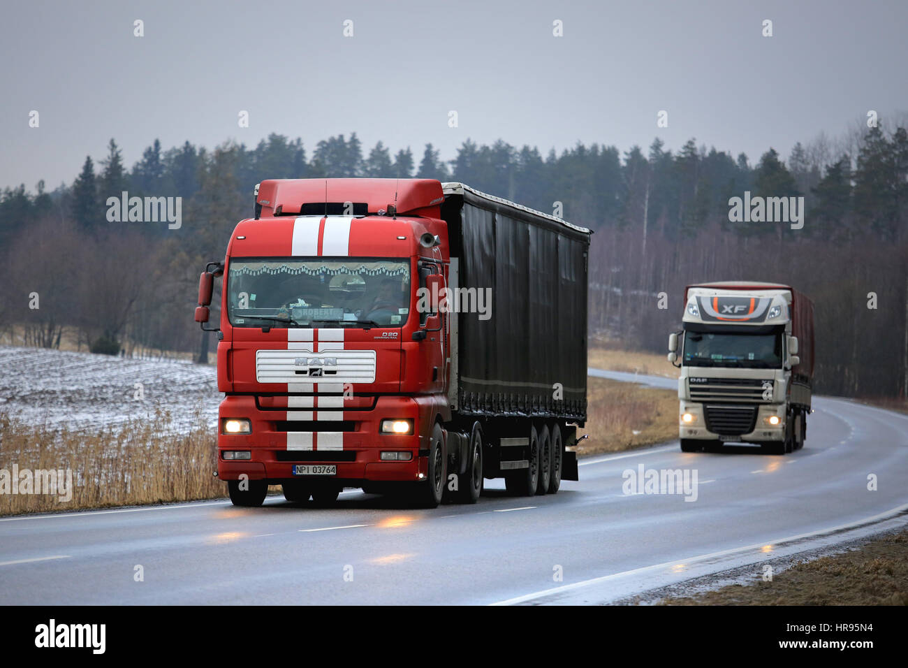 SALO, FINLANDE - le 17 février 2017 : MAN et DAF XF camions semi-remorque sur la route sur un jour nuageux en hiver. Banque D'Images