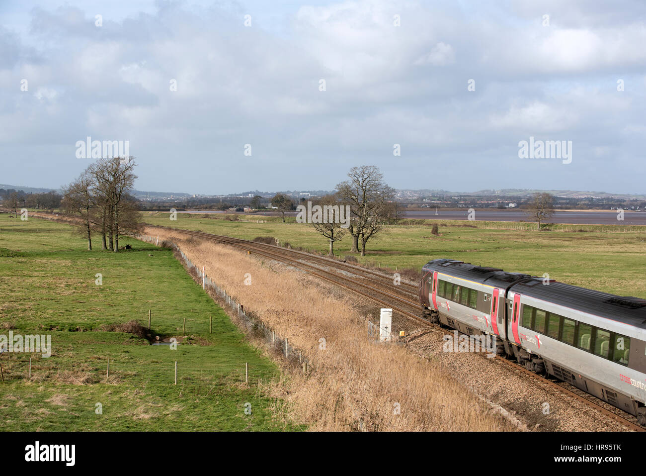 Un train de voyageurs de la compagnie Virgin Trains passant par la campagne anglaise au sud d'Exeter dans le Devon UK Banque D'Images