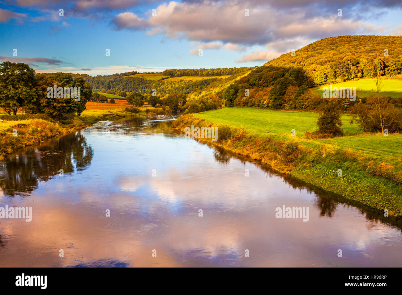 Un automne coucher de soleil sur la rivière Wye et la vallée de la Wye dans Monmouthshire, Wales. Banque D'Images