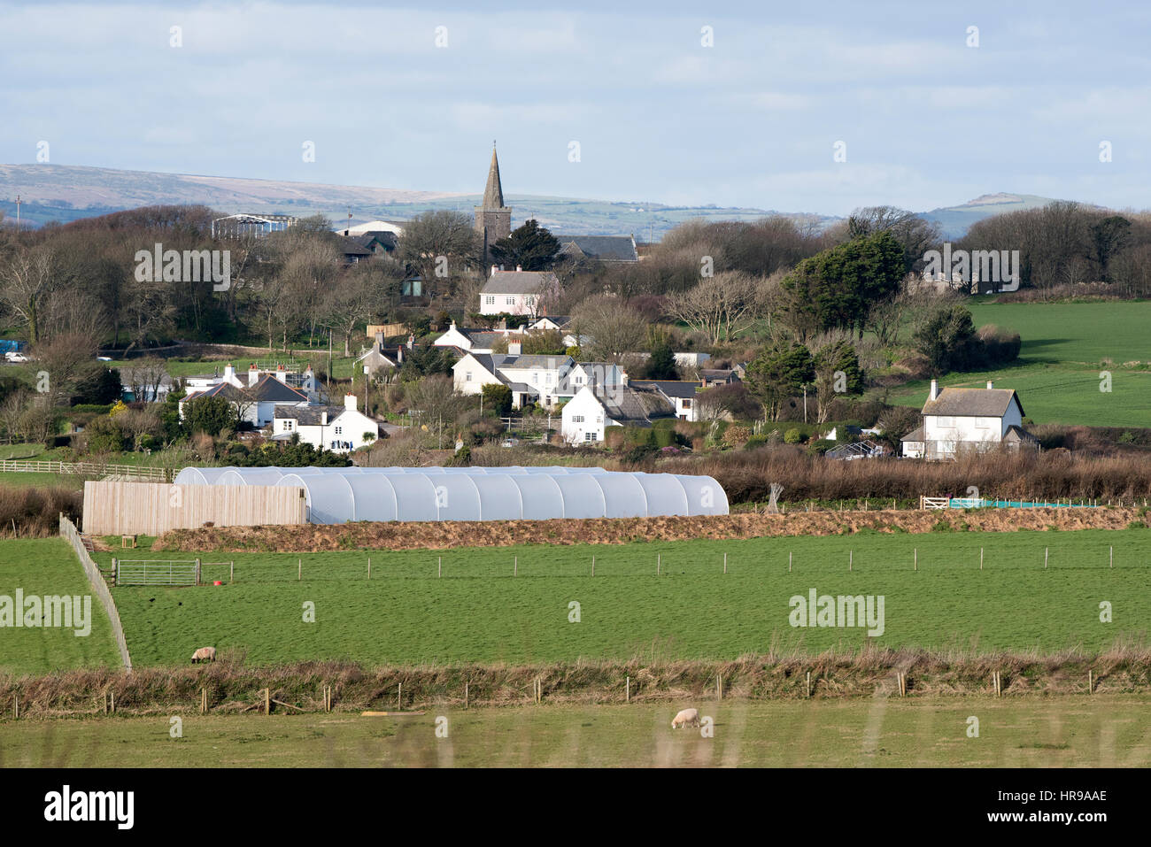 Paysage de campagne anglaise et Bigbury un village dans le sud du Devon England UK avec le Dartmoor en arrière-plan. Février 2017 hiver Banque D'Images