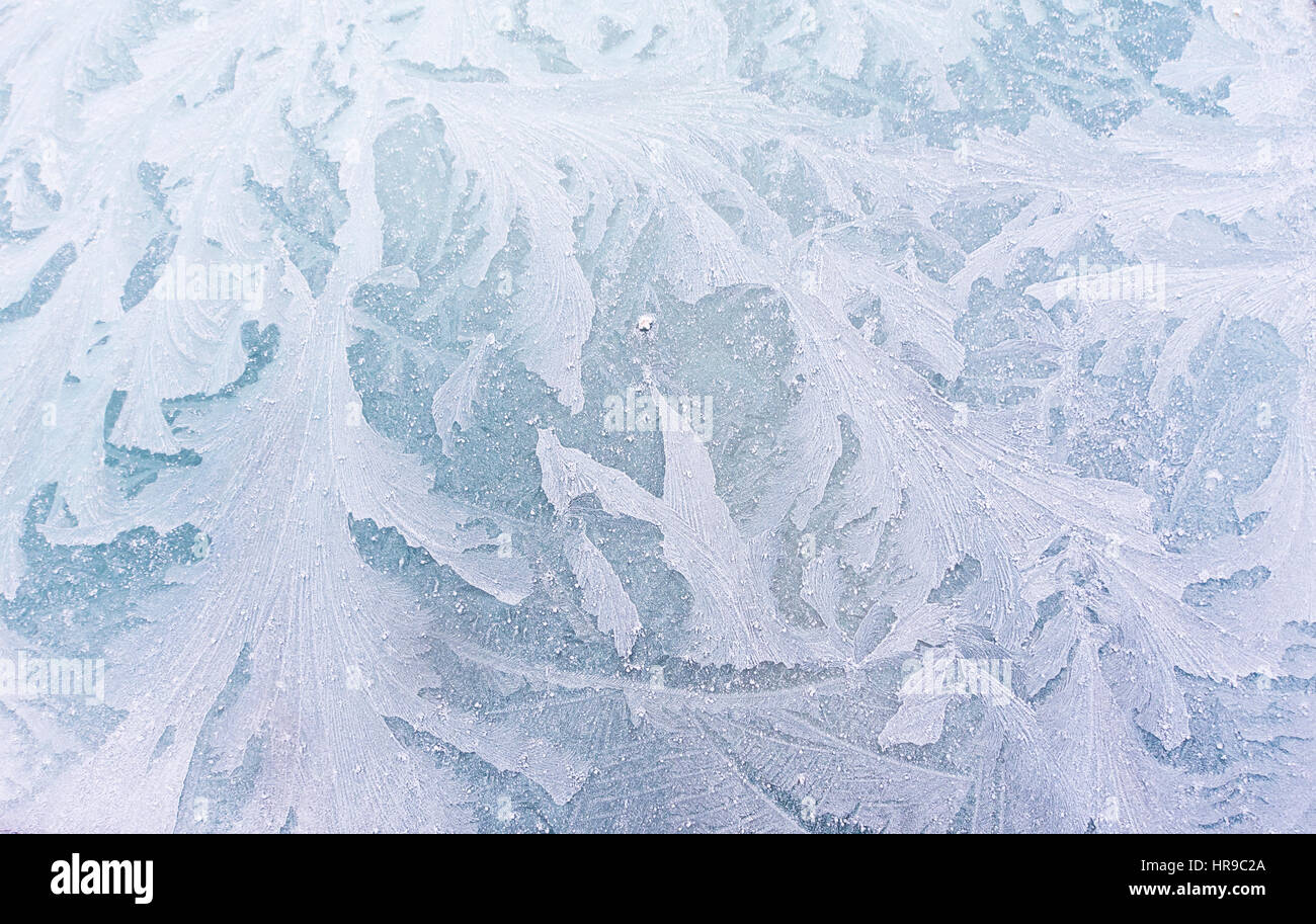 Beau résumé et les motifs à l'avant de voiture fenêtre créée par des cristaux de glace de plus en plus d'une fine couche d'wateror la rosée, l'hiver à Oslo Norvège Banque D'Images