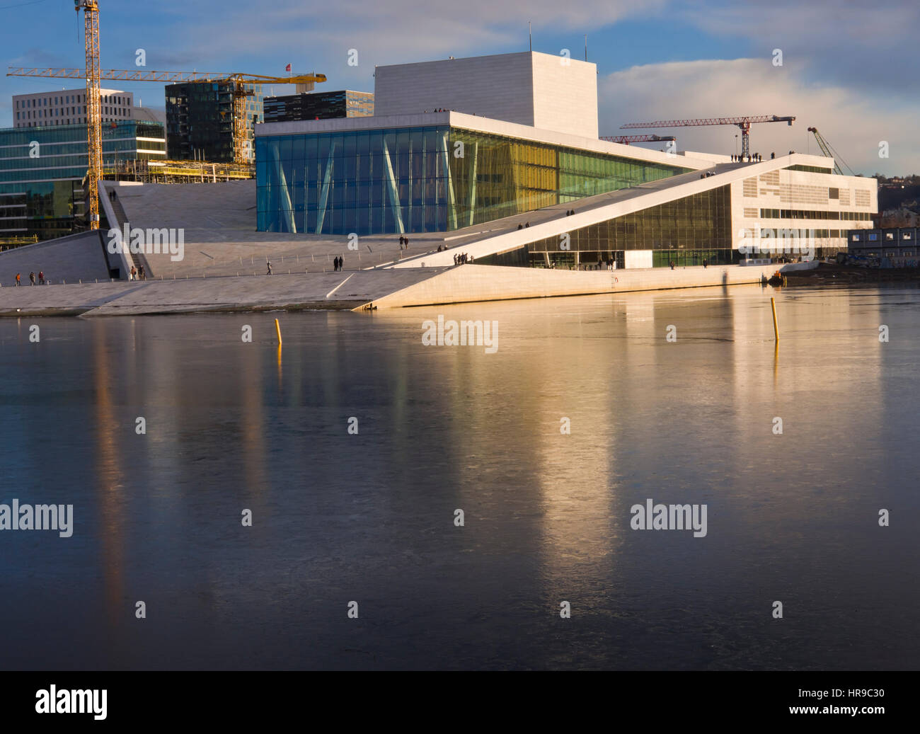 L'hiver avec faible ensoleillement et d'une fine couche de glace sur le fjord donne à l'Opéra d'Oslo avec sa façade en verre et en marbre une lueur spéciale Banque D'Images