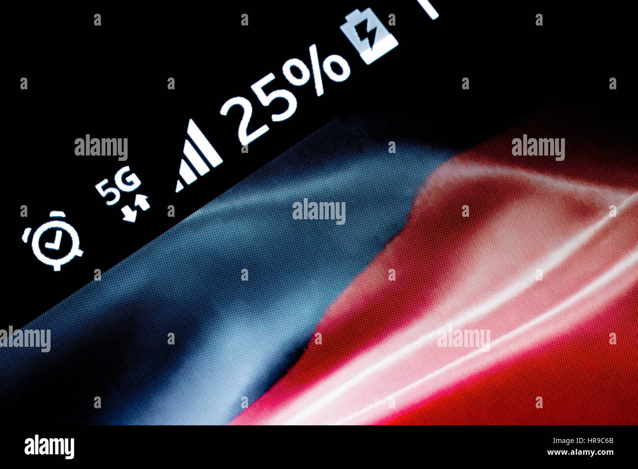 Sur fond de bois avec smartphone 5G Réseau inscription 25  % et drapeau allemand sur l'écran. Banque D'Images