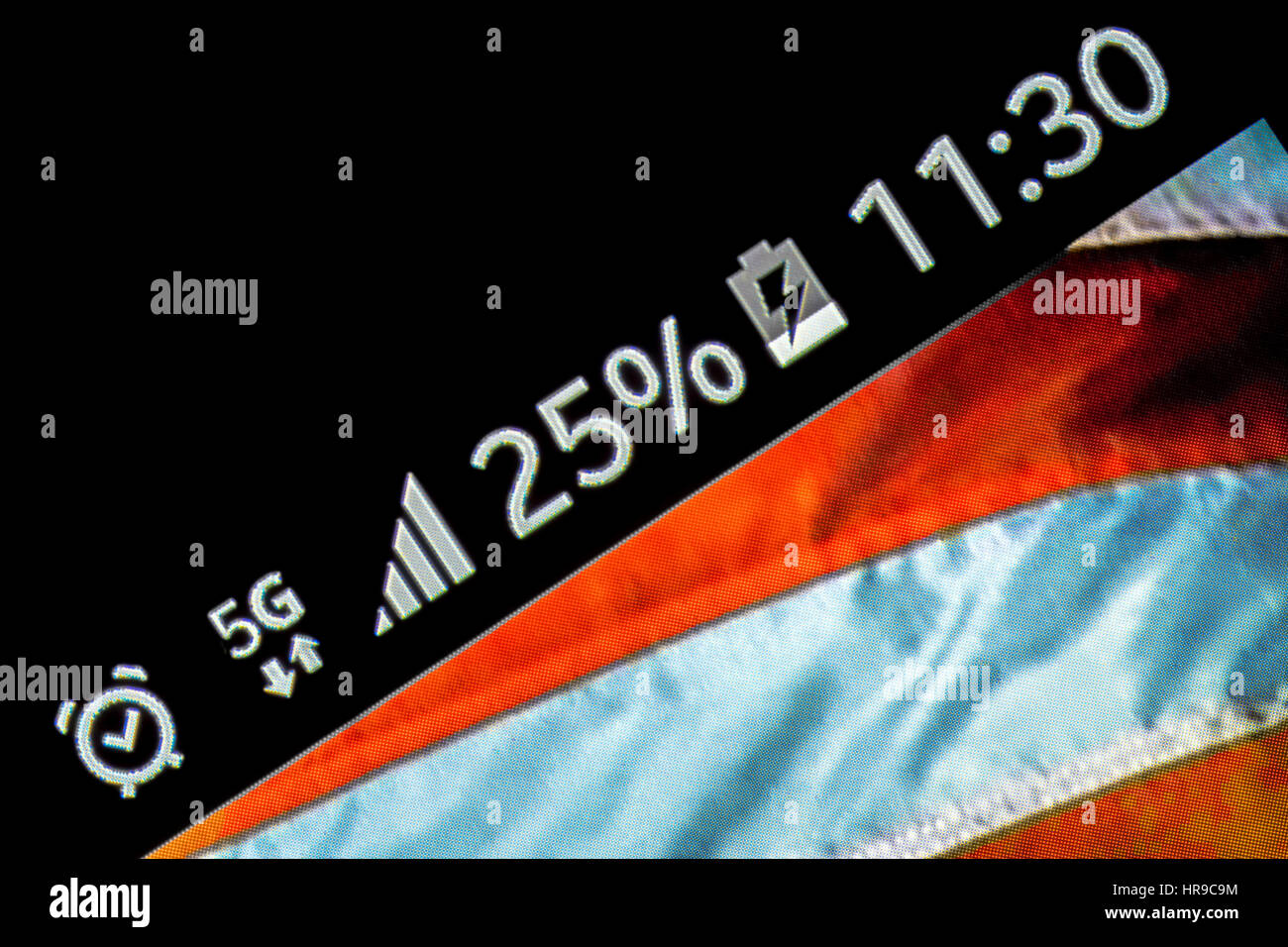 Sur fond de bois avec smartphone 5G Réseau inscription 25  % et USA drapeau sur l'écran. Banque D'Images