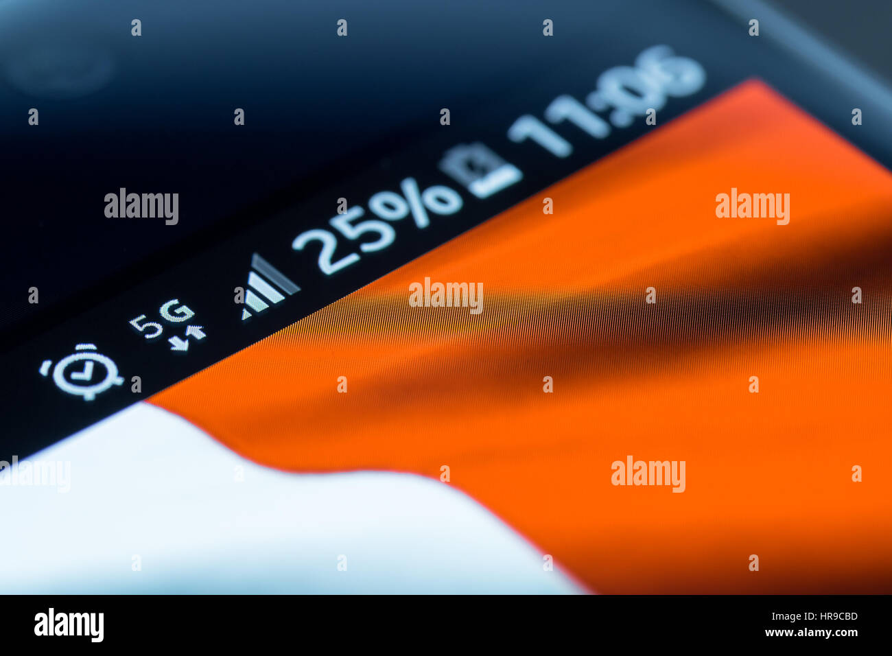 Sur fond de bois avec smartphone 5G Réseau inscription 25  % et la France drapeau sur l'écran. Banque D'Images