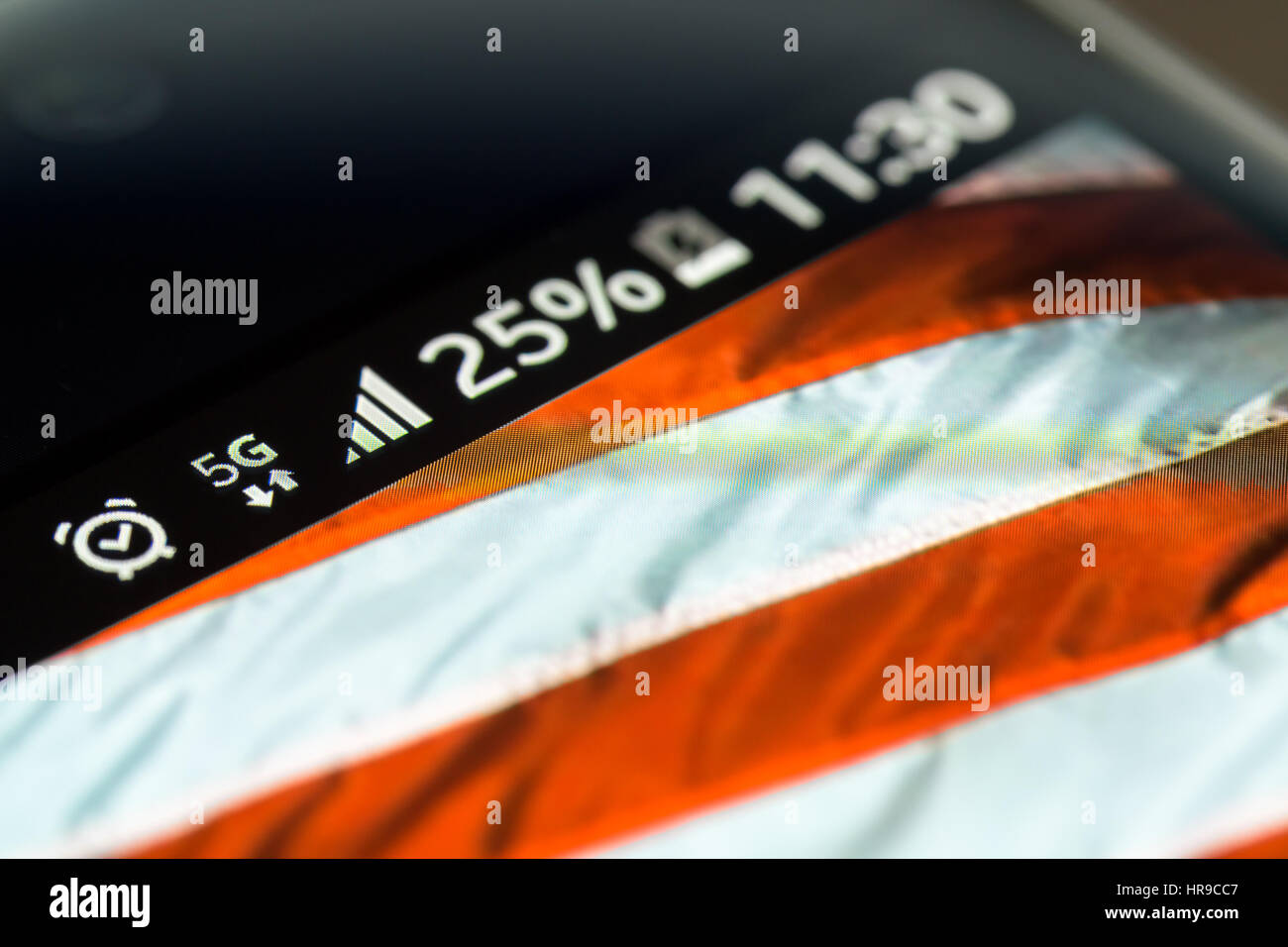 Sur fond de bois avec smartphone 5G Réseau inscription 25  % et USA drapeau sur l'écran. Banque D'Images