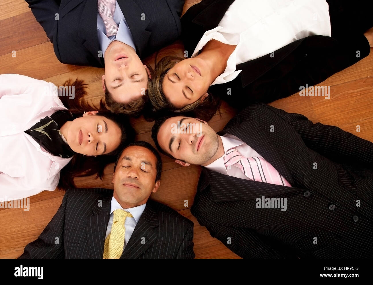 Équipe de rêve d'affaires de détente sur le sol avec leurs chefs ensemble Banque D'Images