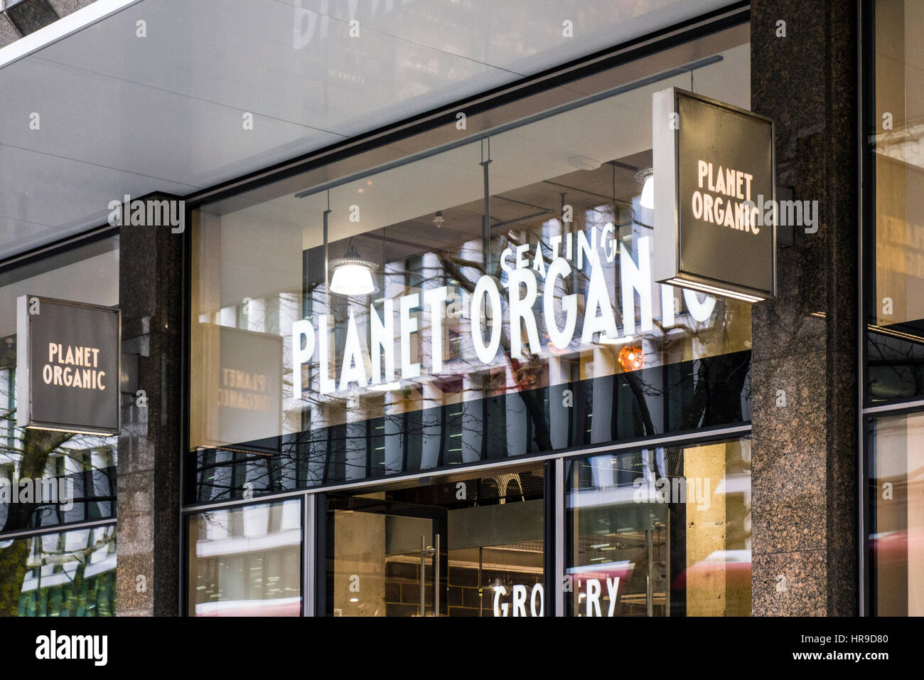 Planet Organic cafe restaurant boutique store sur Tottenham Court Road, Londres, UK Banque D'Images