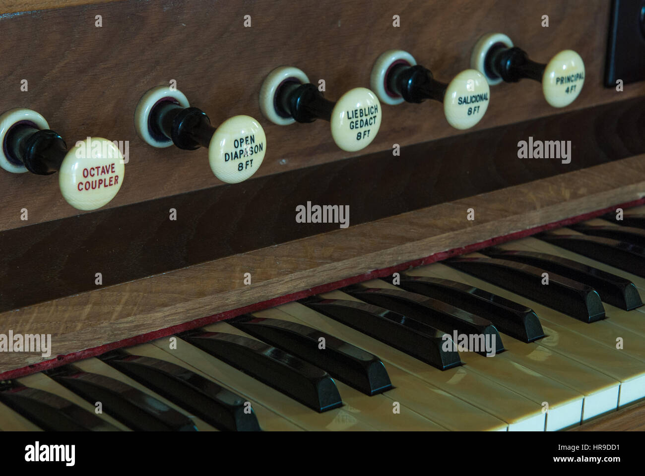 Clavier et orgue s'arrête d'un petit orgue d'église. L'Angleterre. UK. Banque D'Images