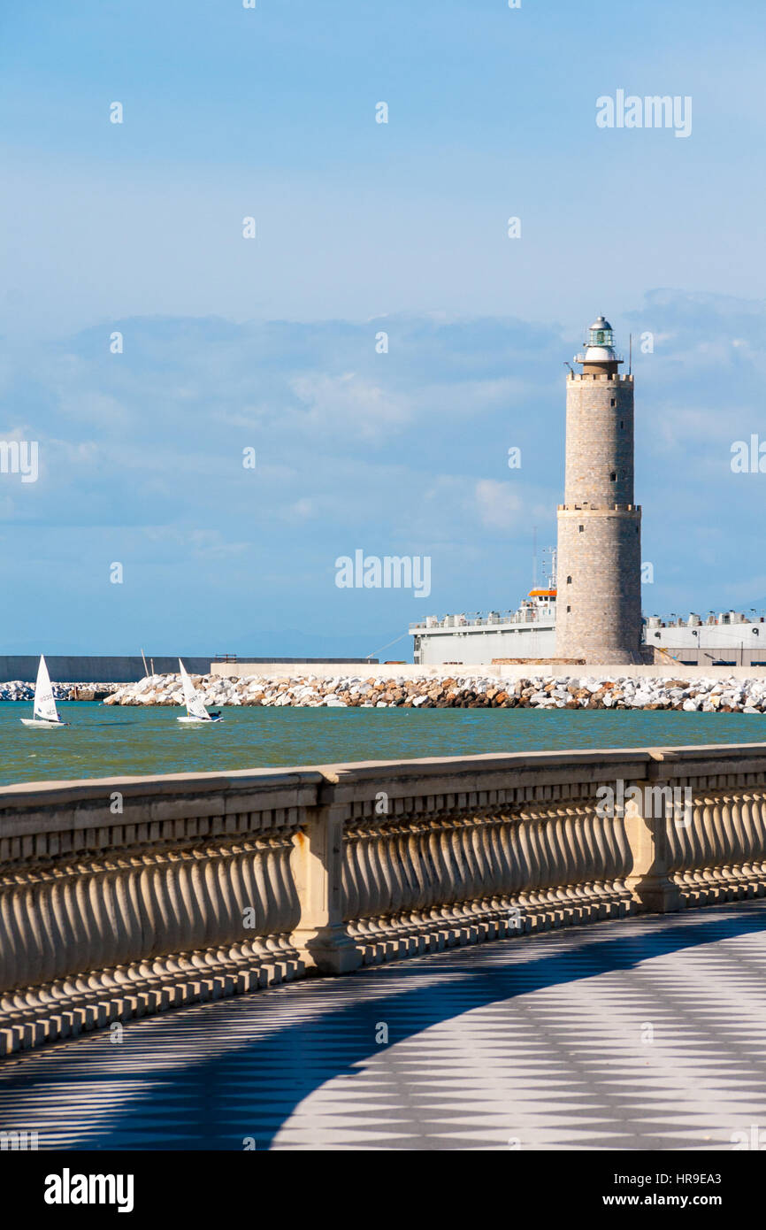 Leuchtturm vu de Terrazza Mascagni à Livourne, Italie Banque D'Images